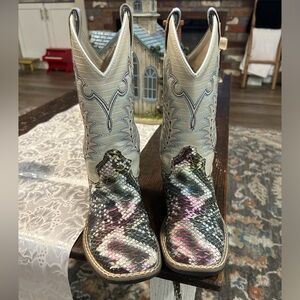 Unisex youth size 13.5 Snake Print Old West Cowboy boots.
